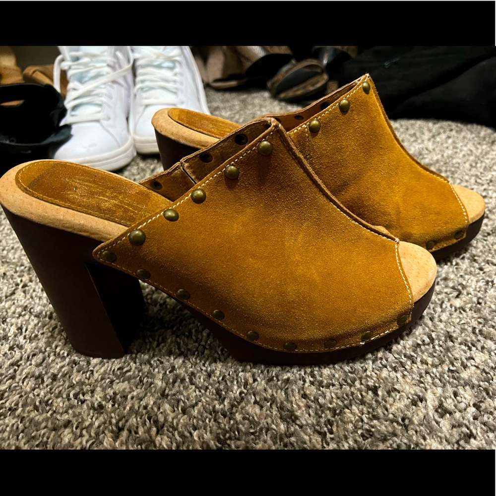 Sbicca leather camel colored clogs- brand new (no tag)